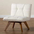 Fauteuil d'appoint Darielle Japandi en tissu bouclé crème et bois d'hévéa finition noyer