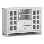 WYNDENHALL Normandy Meuble TV multimédia en bois massif de 134,6 cm de large pour téléviseurs jusqu'à 60 pouces
