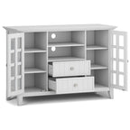 WYNDENHALL Normandy Meuble TV multimédia en bois massif de 134,6 cm de large pour téléviseurs jusqu'à 60 pouces