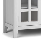WYNDENHALL Normandy Meuble TV multimédia en bois massif de 134,6 cm de large pour téléviseurs jusqu'à 60 pouces