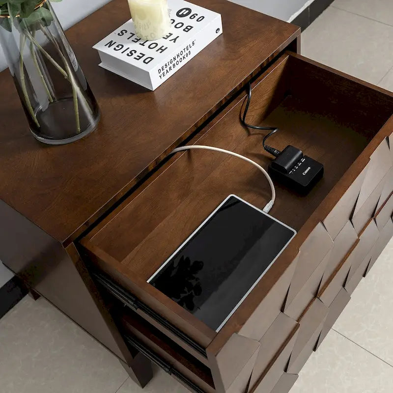Table de chevet de rangement Ethe Mid-Century à 2 tiroirs avec pieds réglables en bois massif et station de charge, ensemble de 2, par HULALA HOME